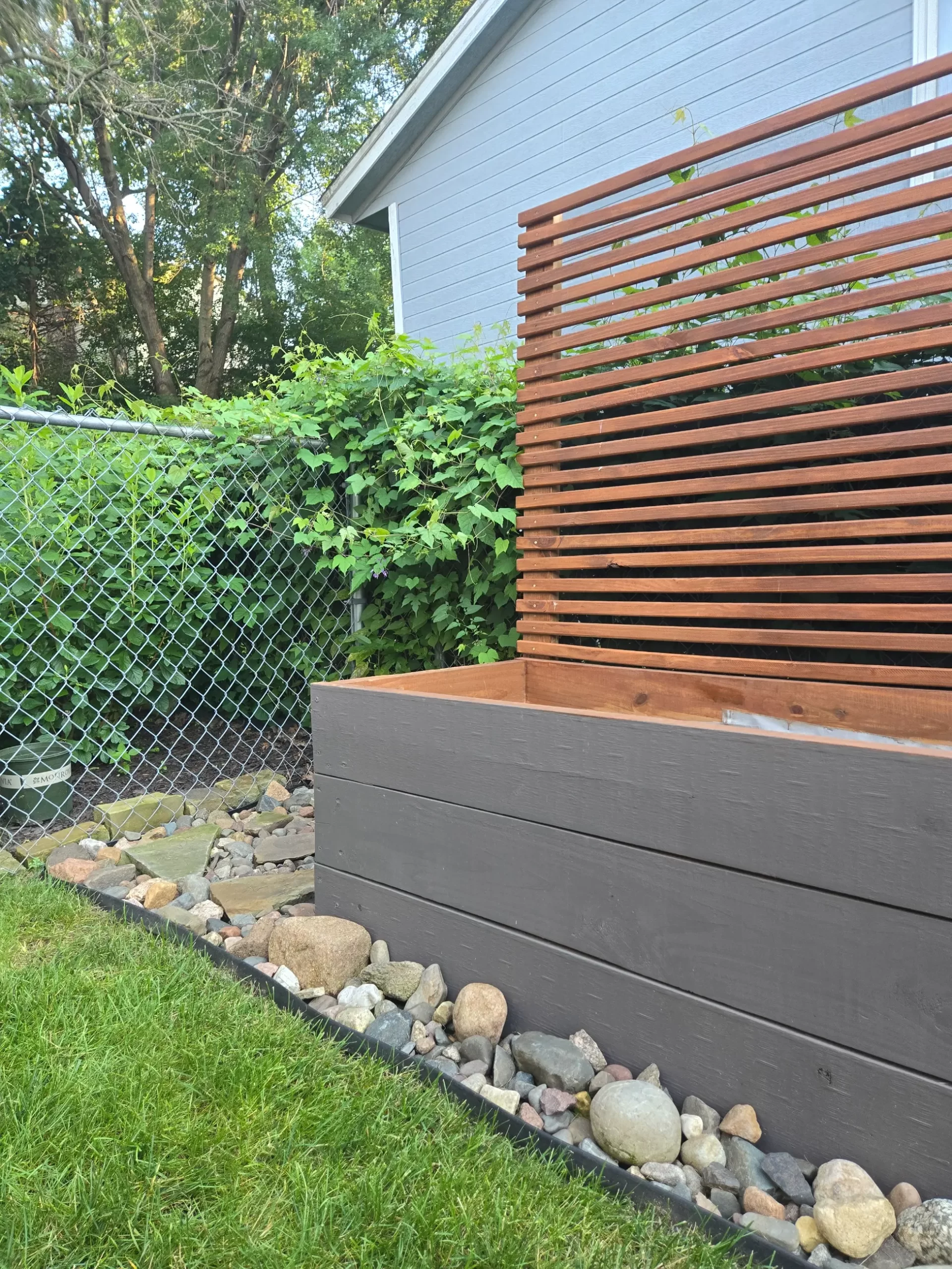 Garden Bed With Privacy Panel