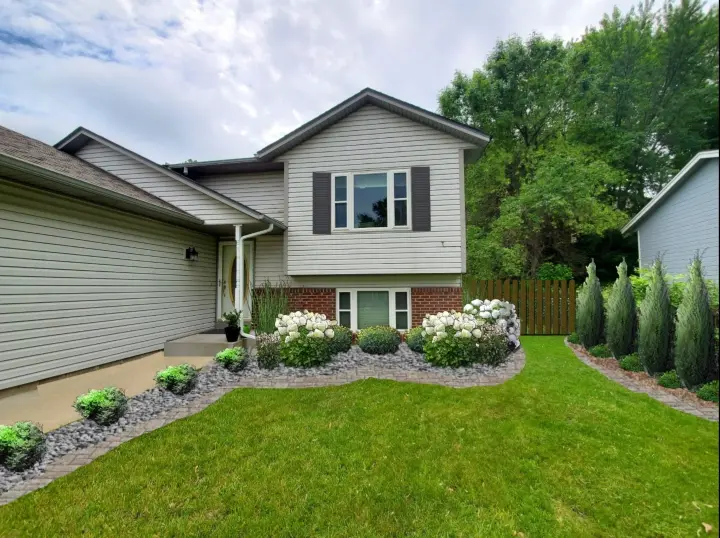 Front Yard Landscape Designed with Garden Puzzle